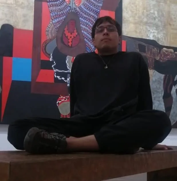Josué Mazatzin frente a una obra visual